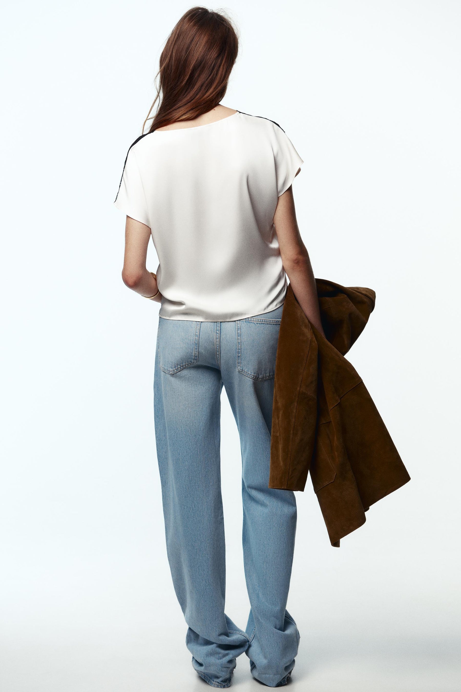 Kontrastierende Bluse aus Satin mit Spitze