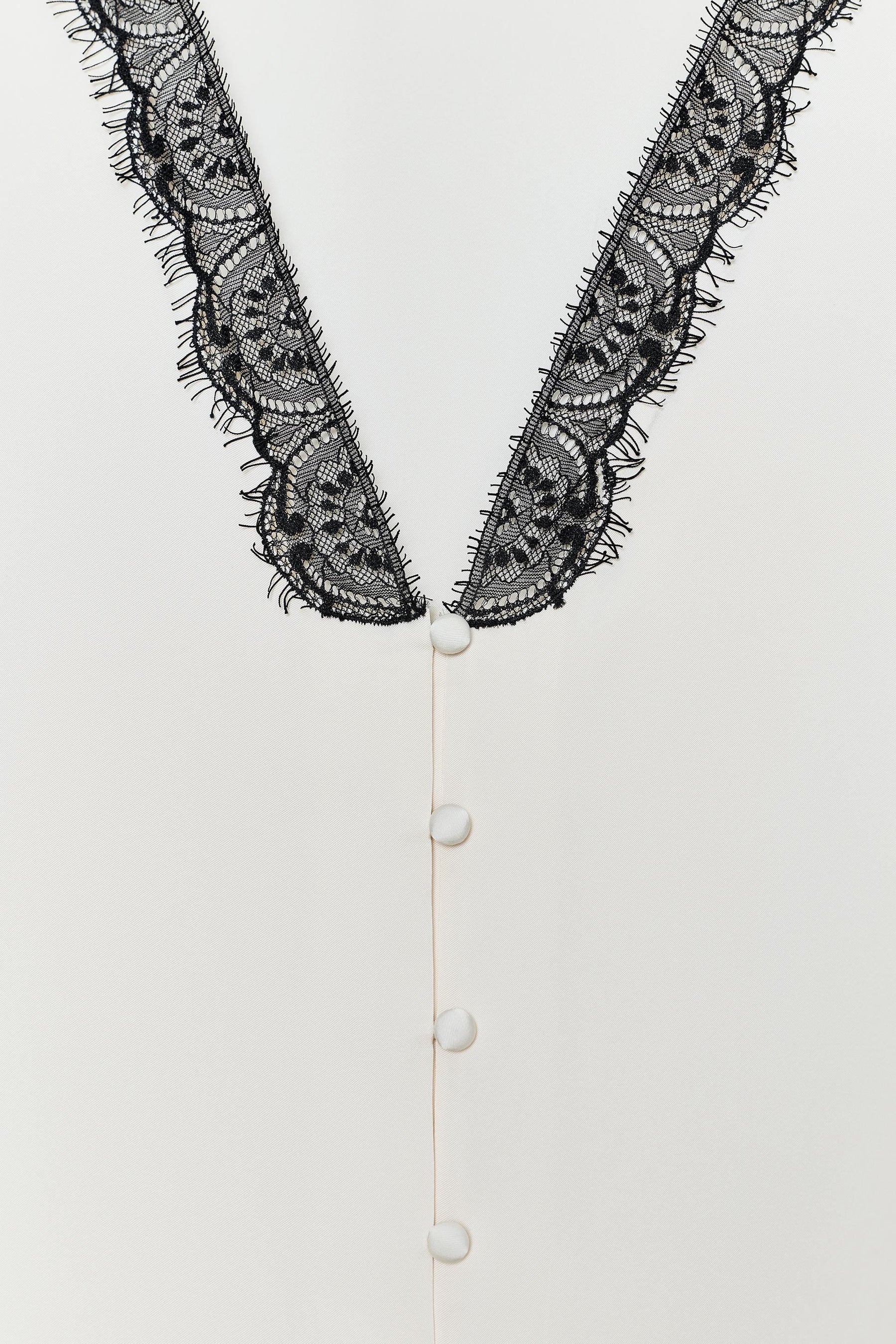 Kontrastierende Bluse aus Satin mit Spitze