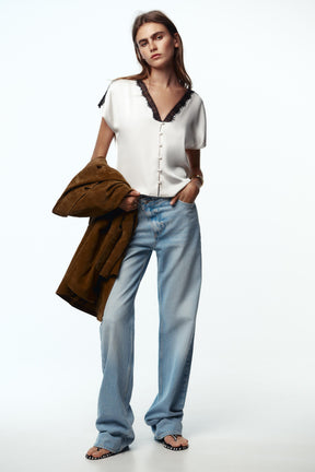 Kontrastierende Bluse aus Satin mit Spitze