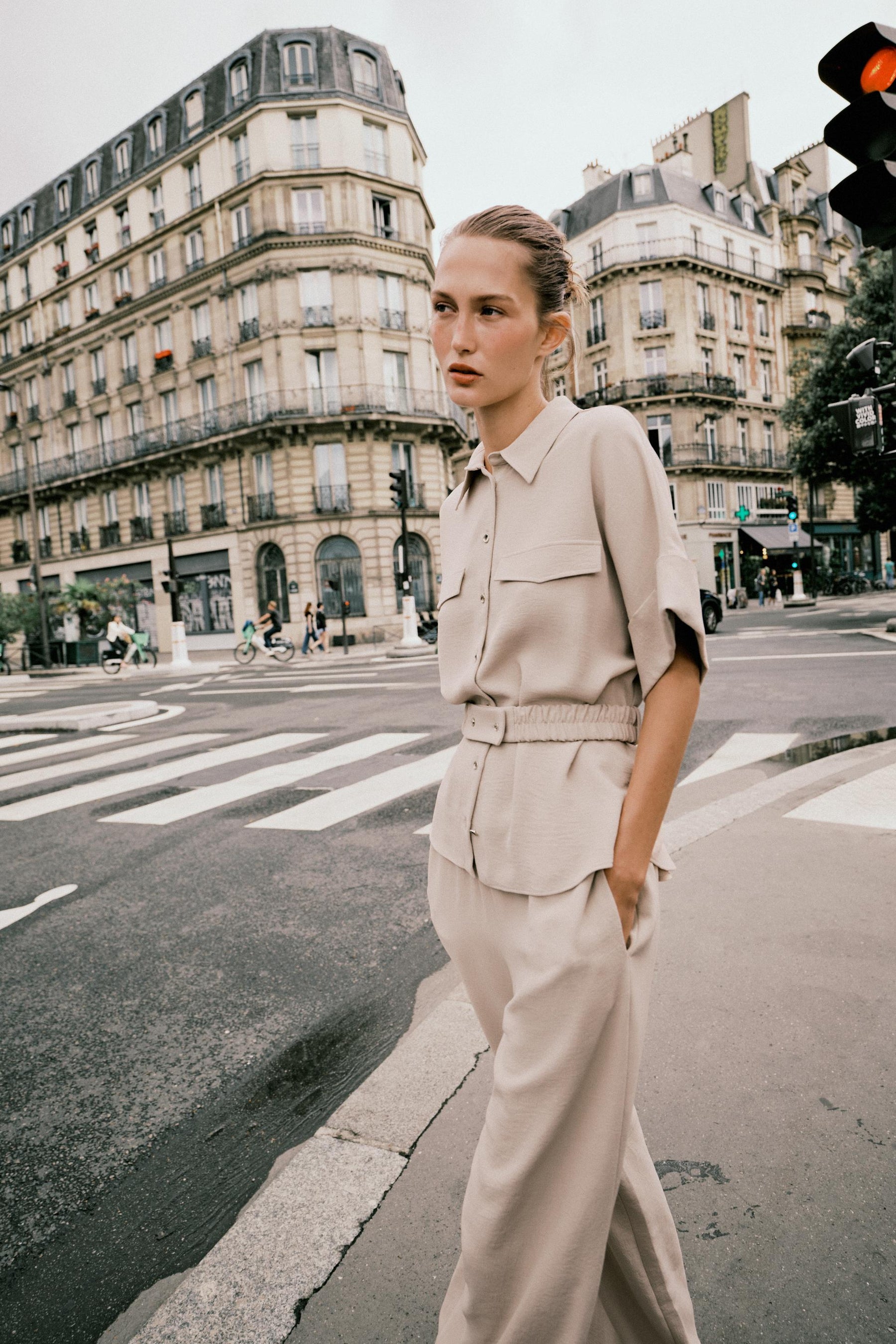 Weite, fließende Hose