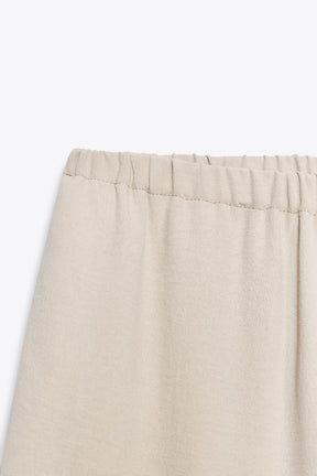 Weite, fließende Hose