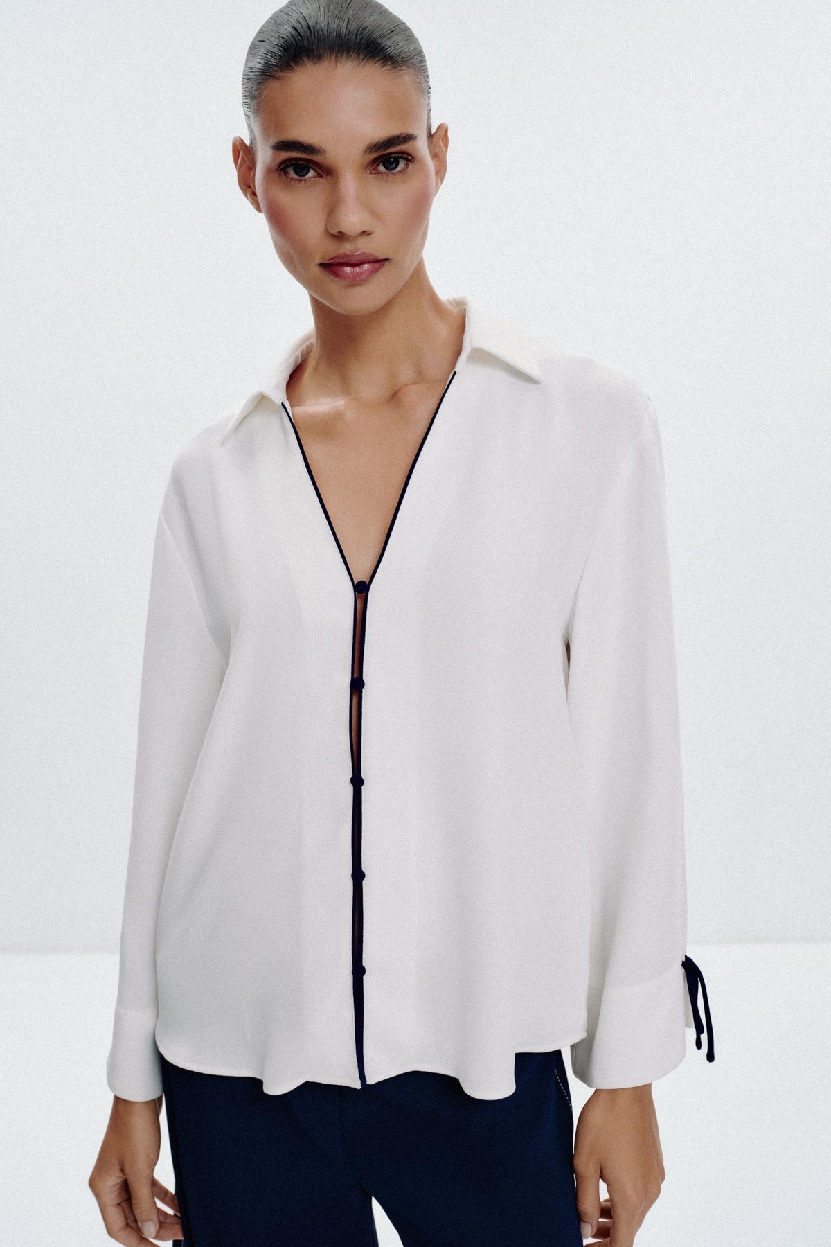 Hemd mit kontrastierenden Zierstreifen