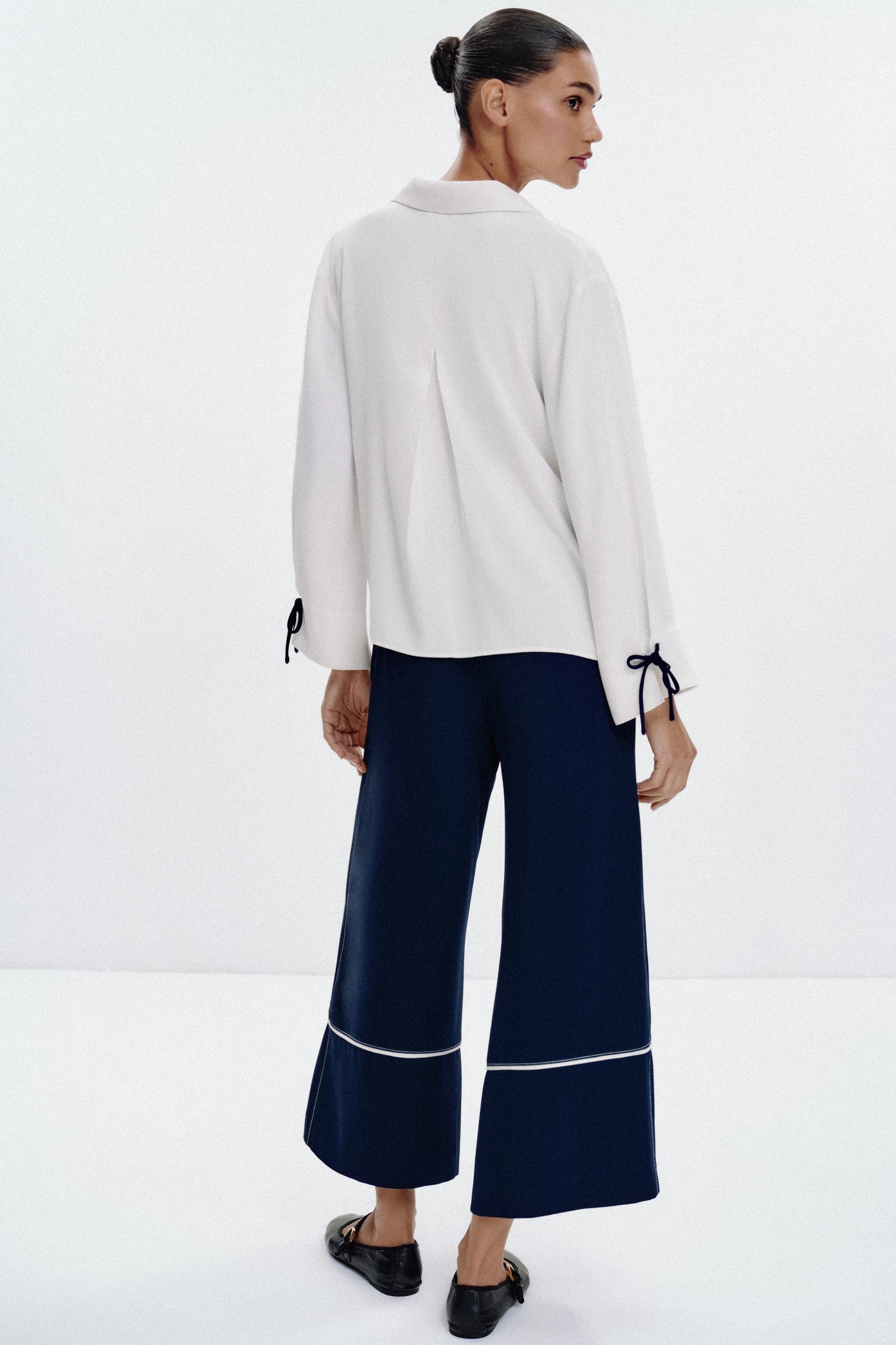 Hemd mit kontrastierenden Zierstreifen