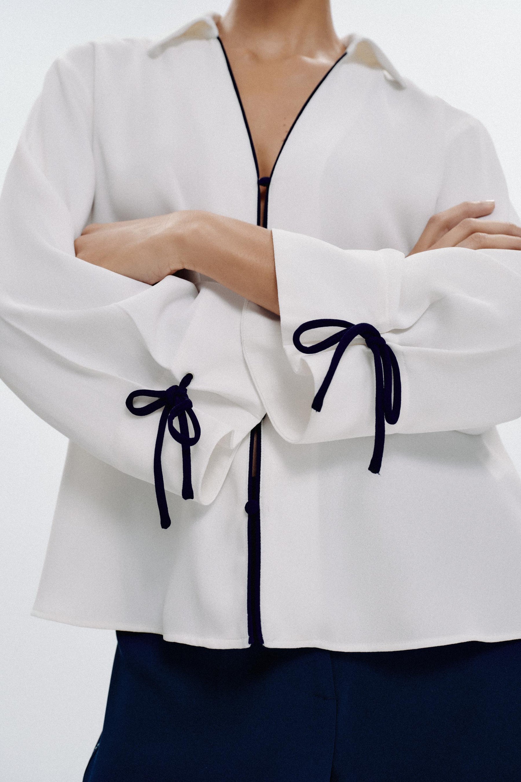 Hemd mit kontrastierenden Zierstreifen