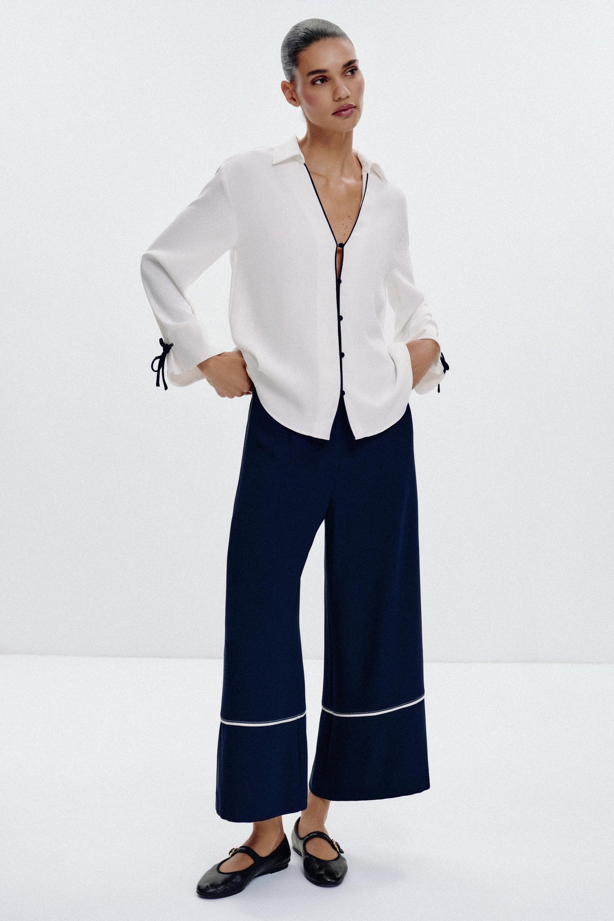 Hemd mit kontrastierenden Zierstreifen