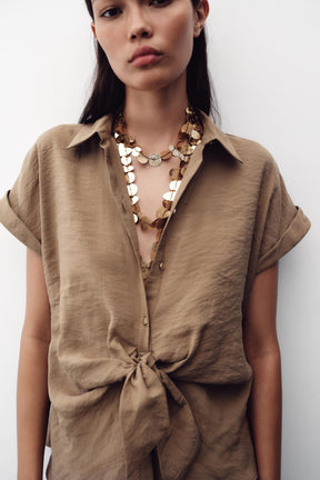 Kurzarm mit Knoten vorne