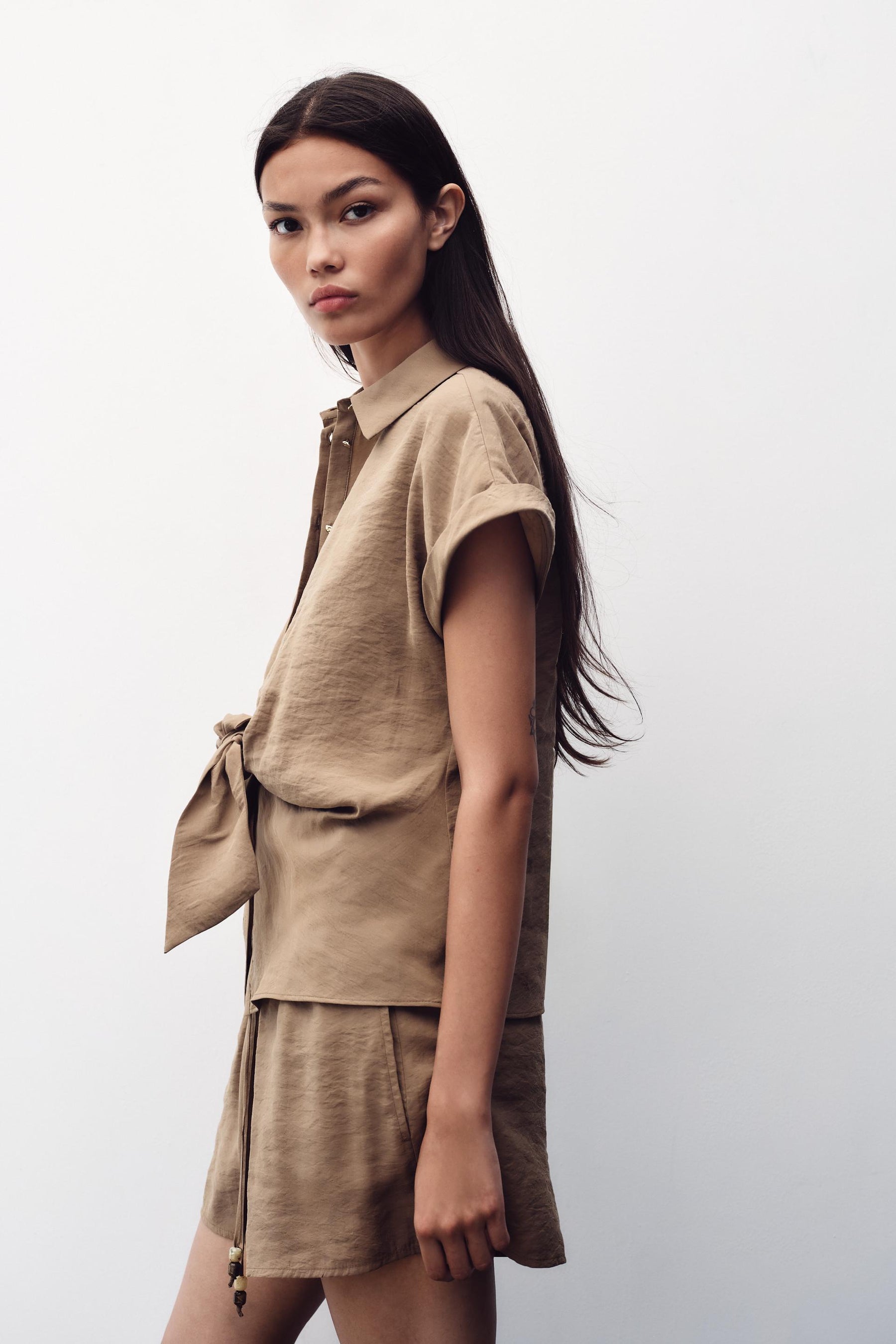 Kurzarm mit Knoten vorne