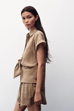 Kurzarm mit Knoten vorne