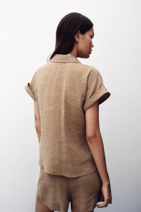 Kurzarm mit Knoten vorne