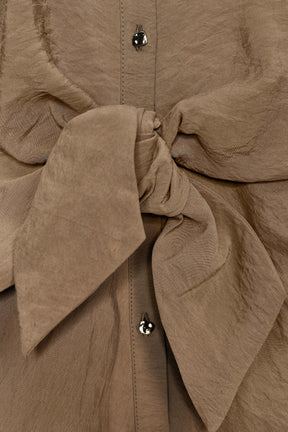 Kurzarm mit Knoten vorne