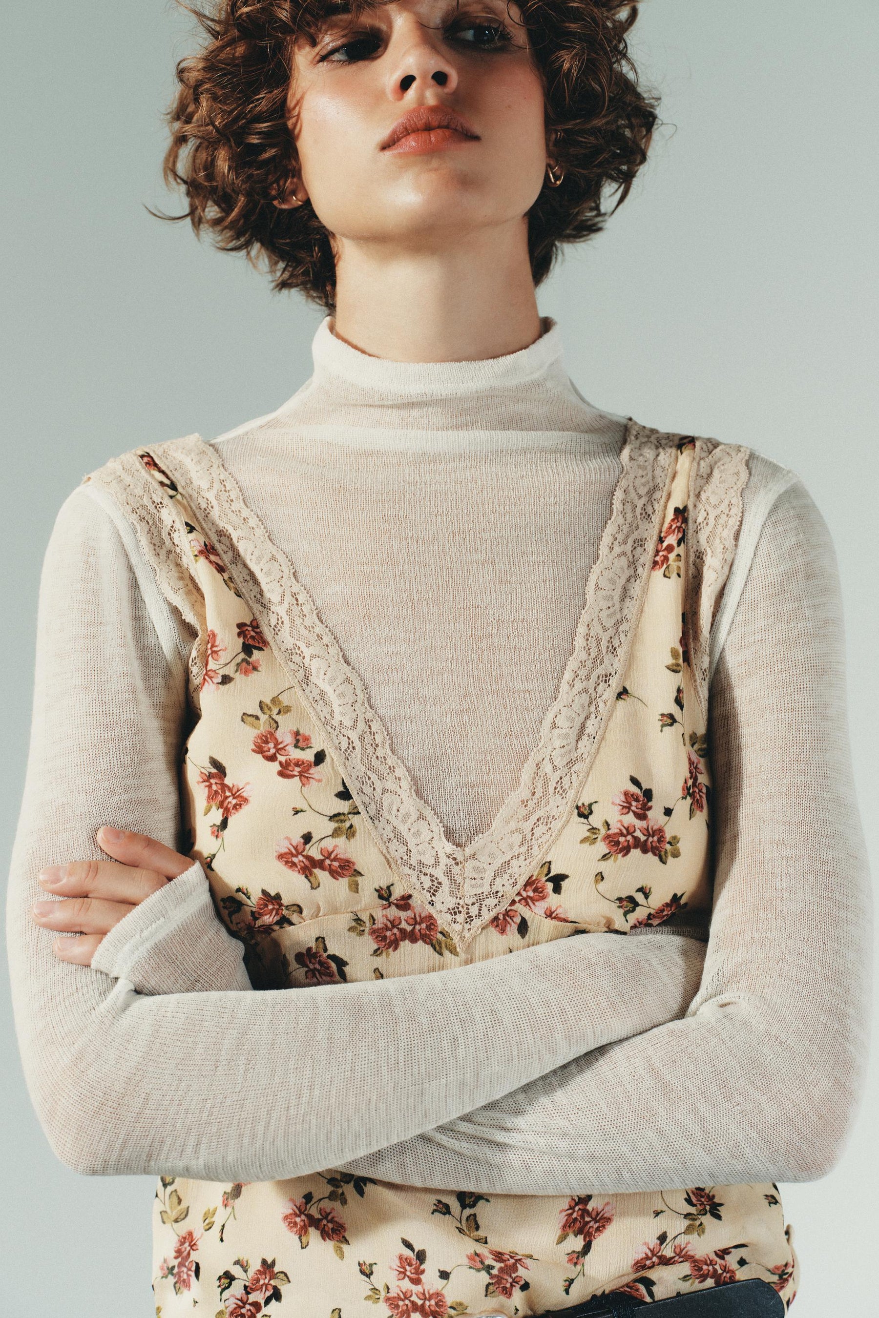 Oberteil aus floraler Spitze