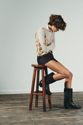 Oberteil aus floraler Spitze