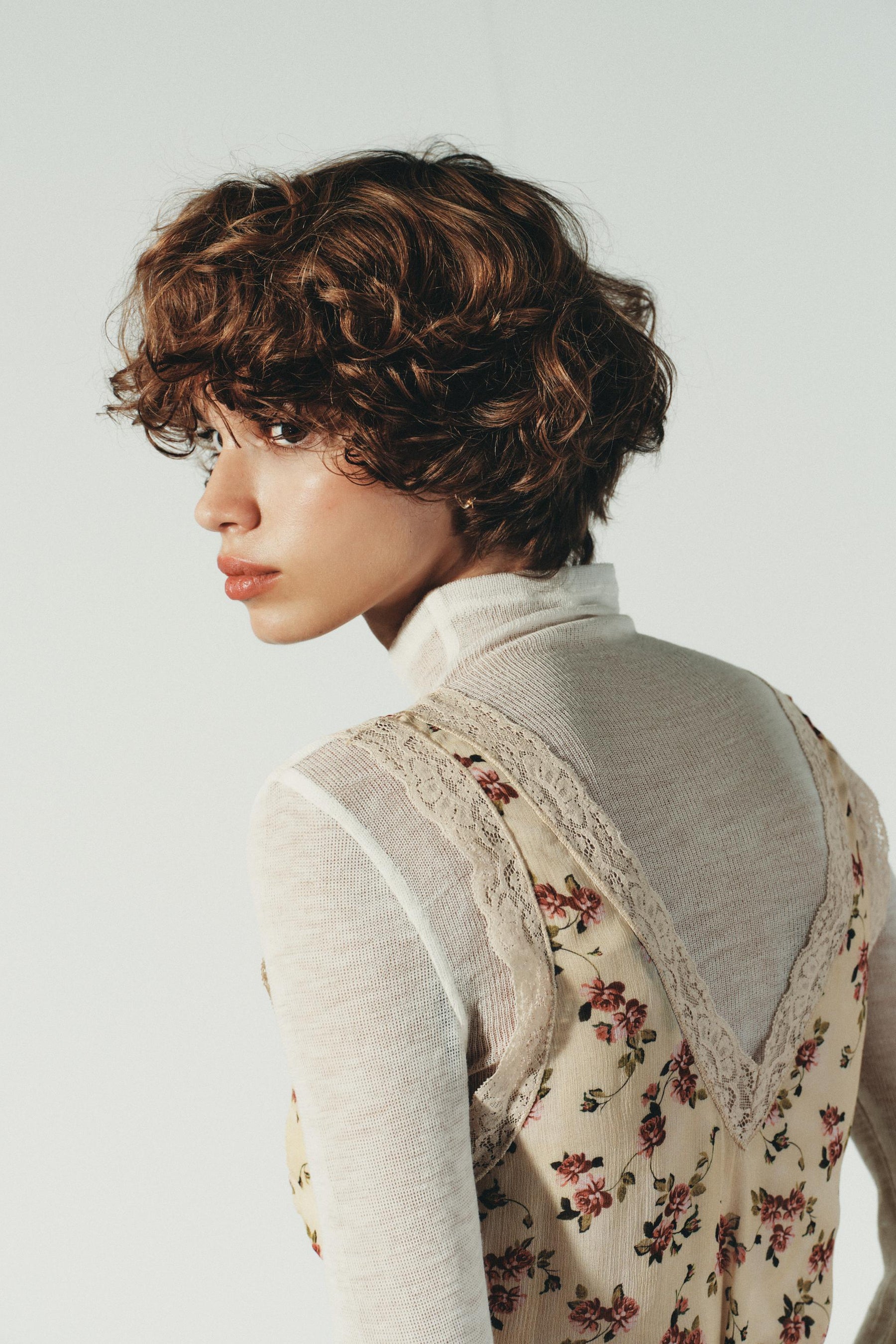 Oberteil aus floraler Spitze