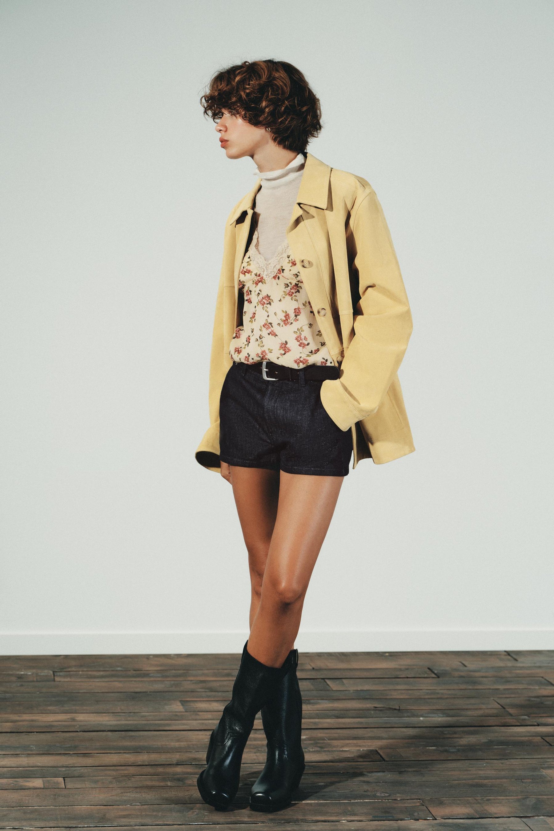 Oberteil aus floraler Spitze