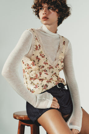 Oberteil aus floraler Spitze