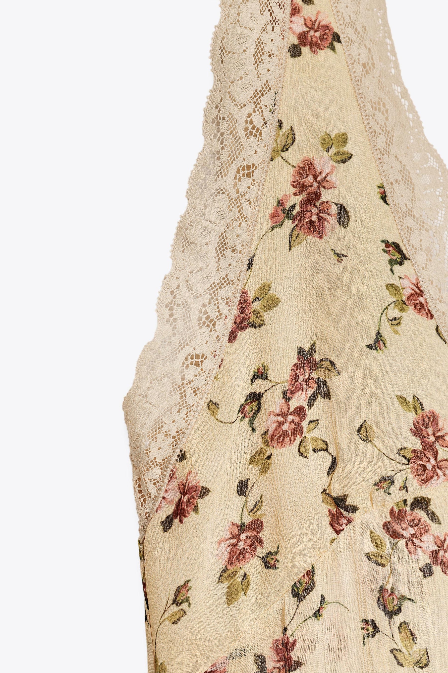 Oberteil aus floraler Spitze