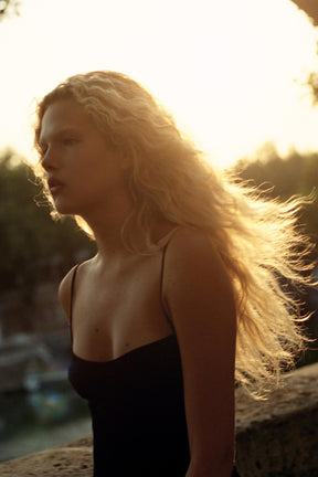 VOLUMENDES KURZES KLEID