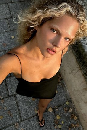 VOLUMENDES KURZES KLEID