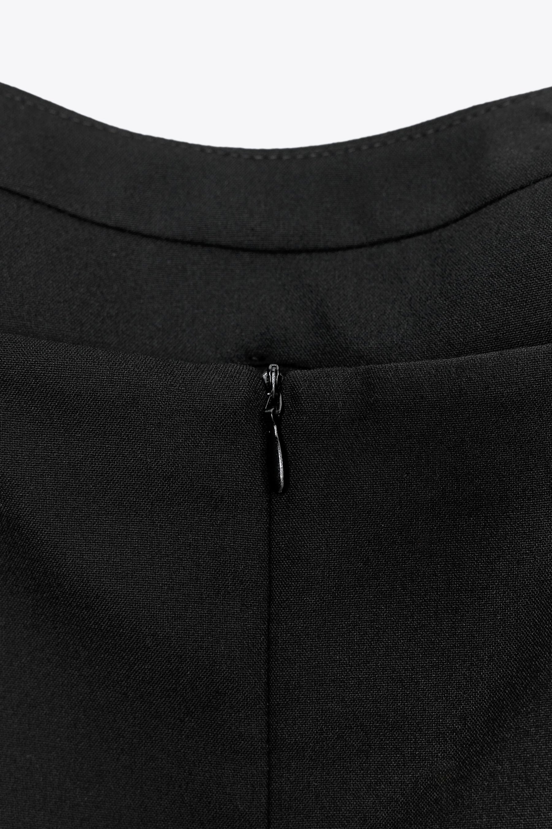 VOLUMENDES KURZES KLEID