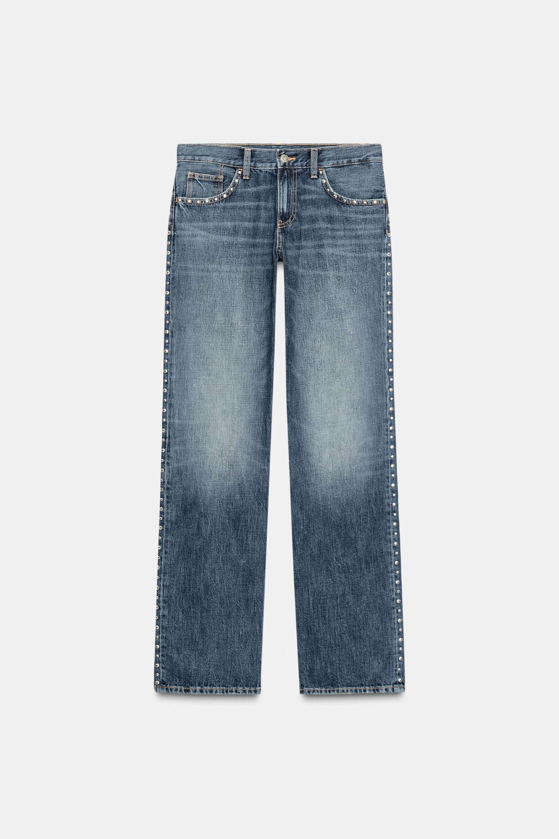 Niedrig geschnittene Jeans mit Nieten