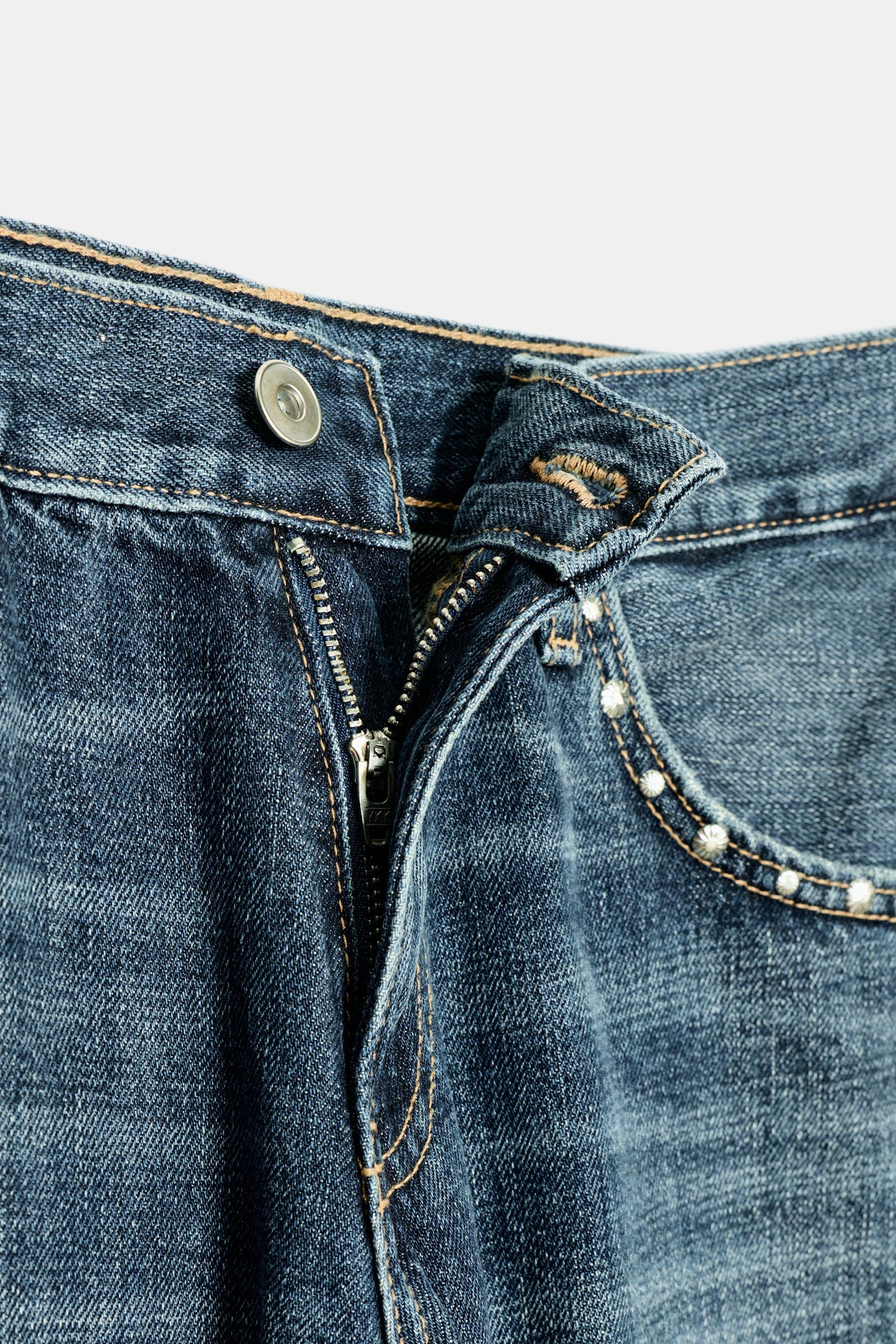 Niedrig geschnittene Jeans mit Nieten