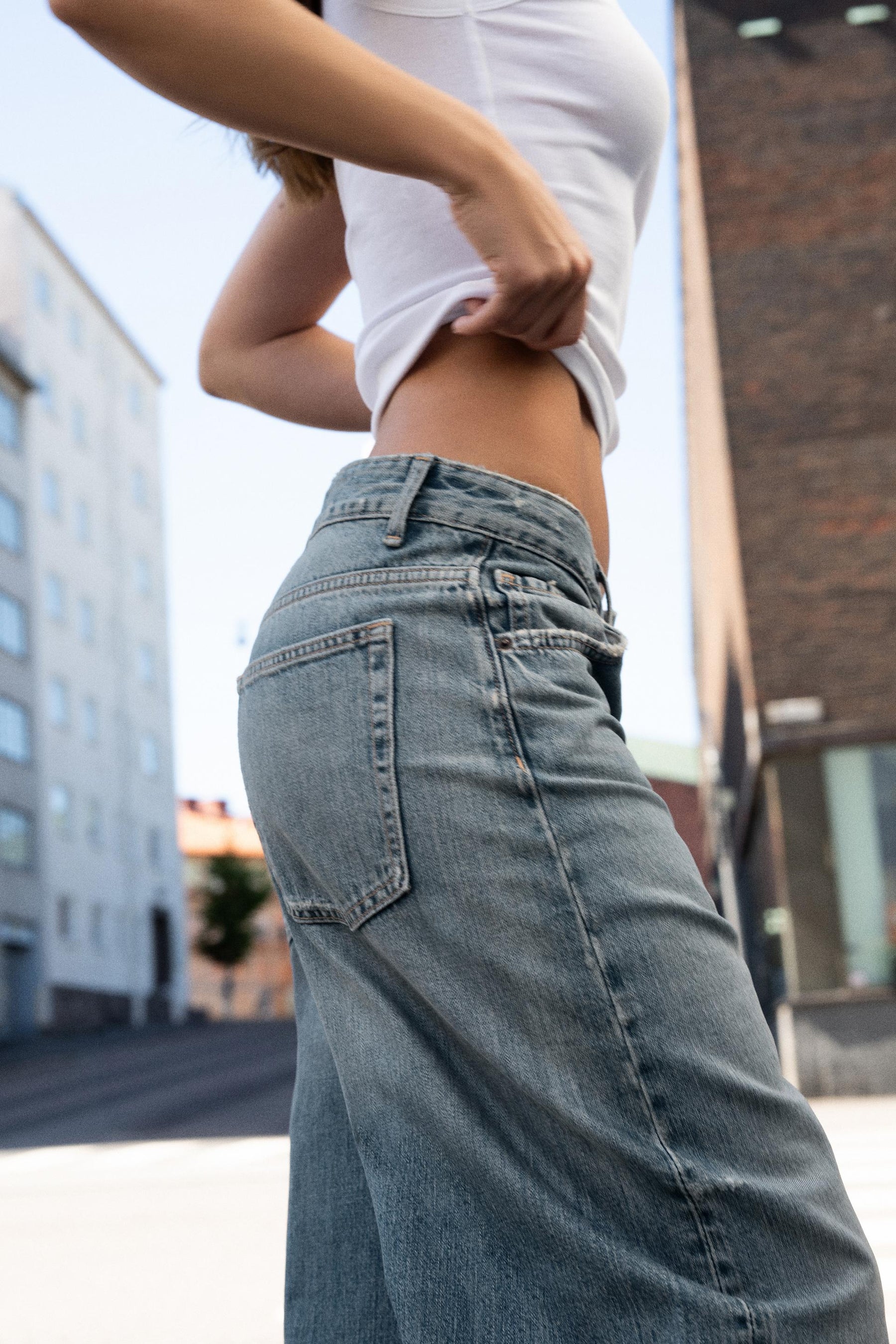 Baggy Jeans mit umgeschlagenem Bund und mittelhohem Bund