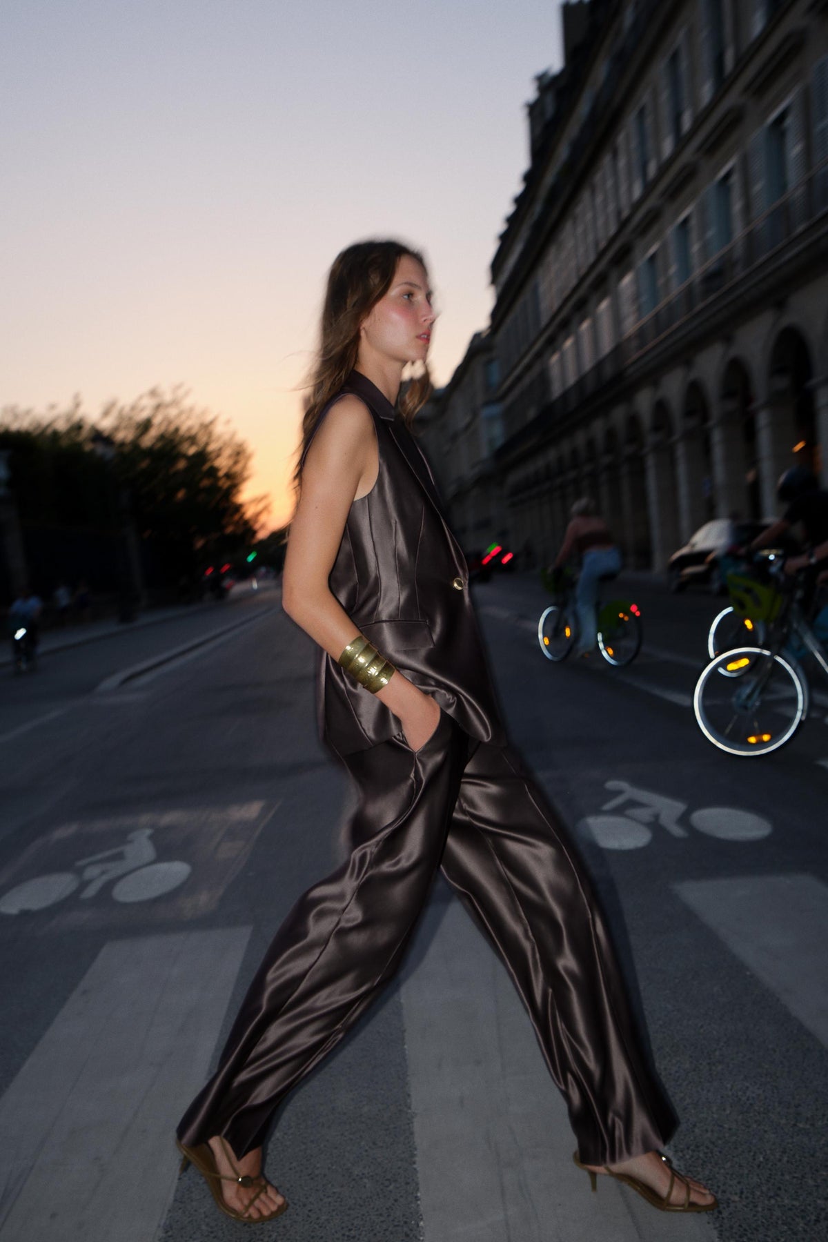 SATINHOSE MIT GERADEM BEINNEN