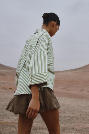 Gestreiftes Hemd mit umgeschlagenen Ärmeln