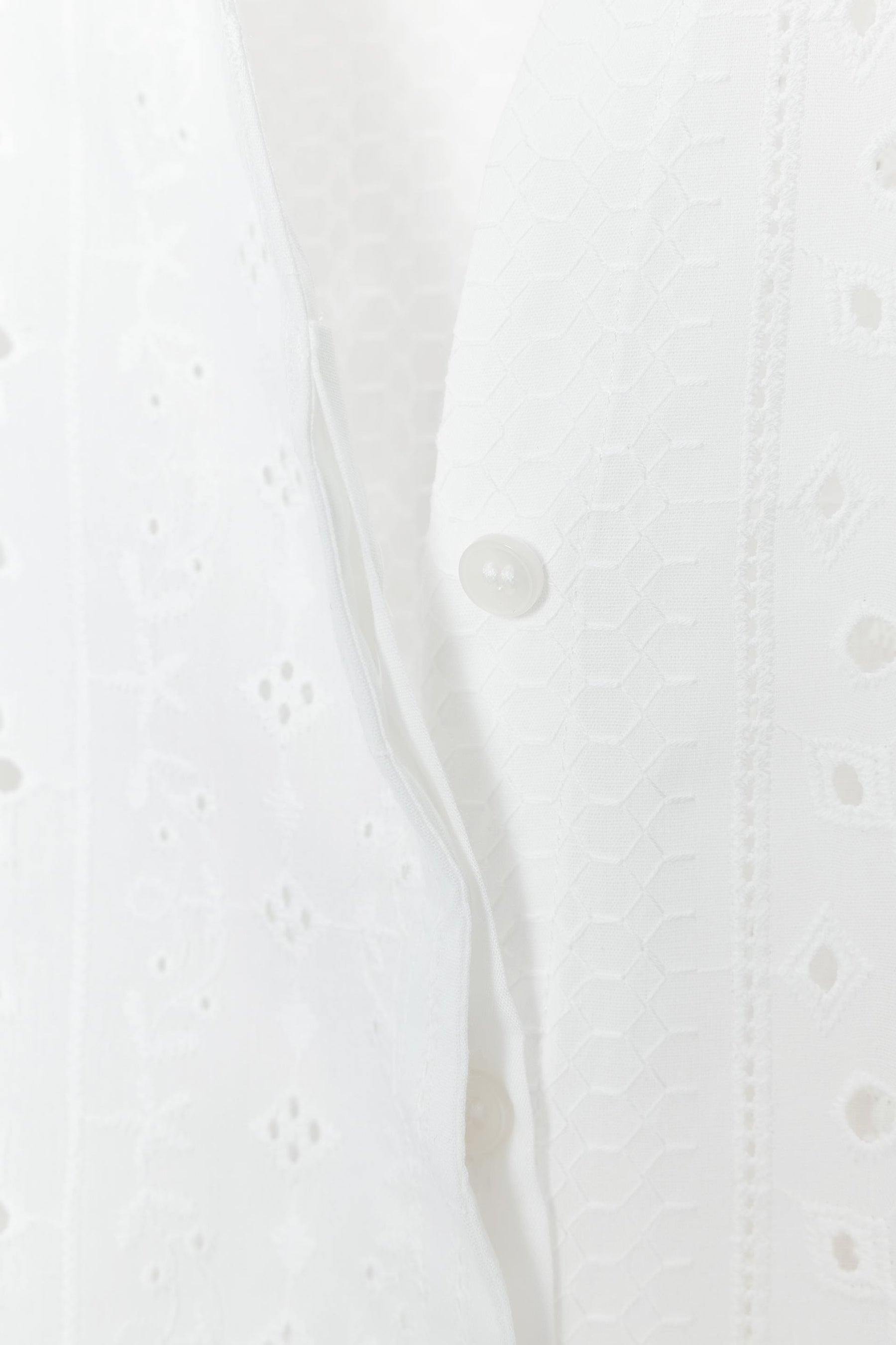 besticktes Hemd mit Puffärmeln