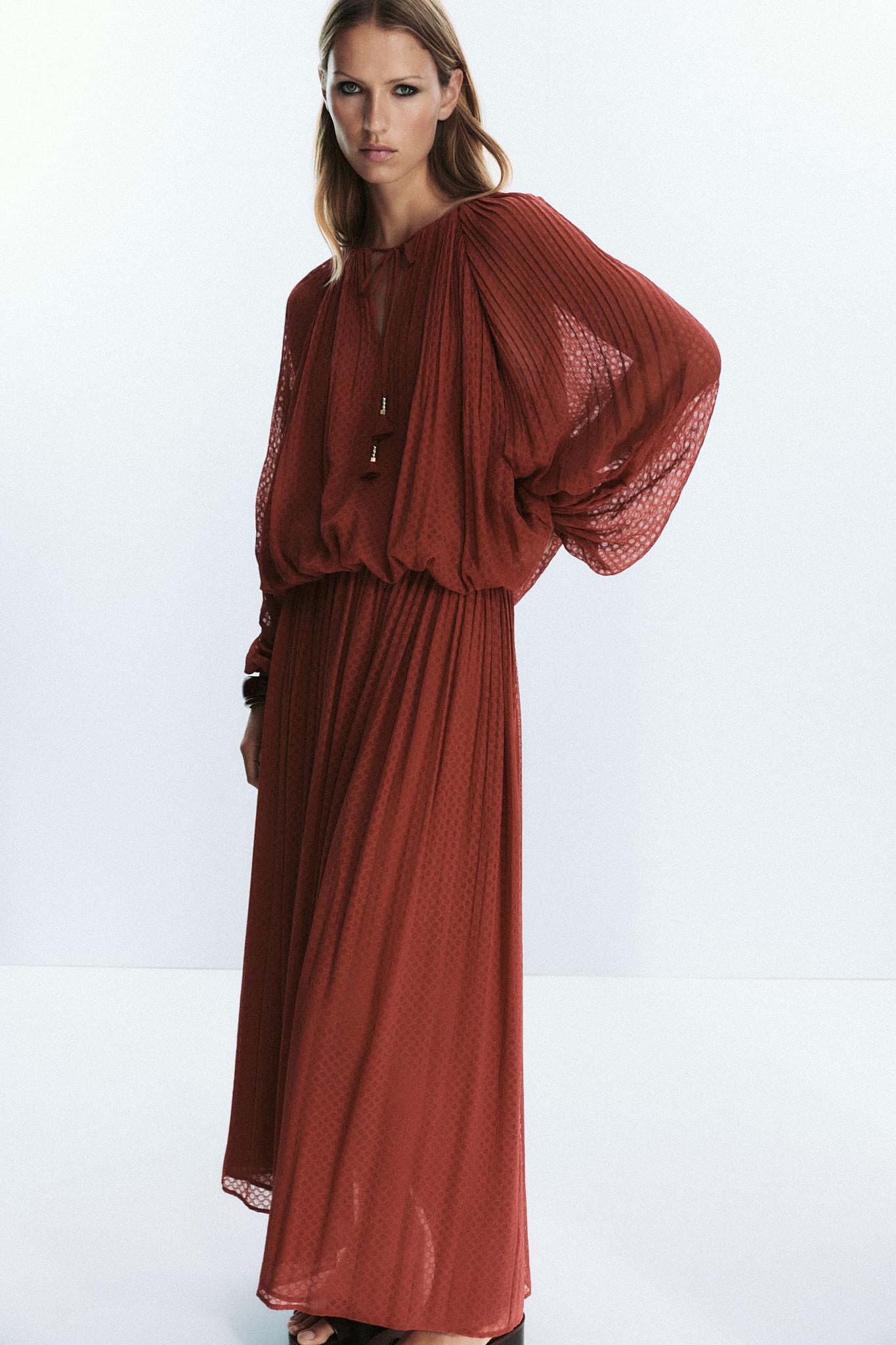 Bluse mit Falten und Quasten