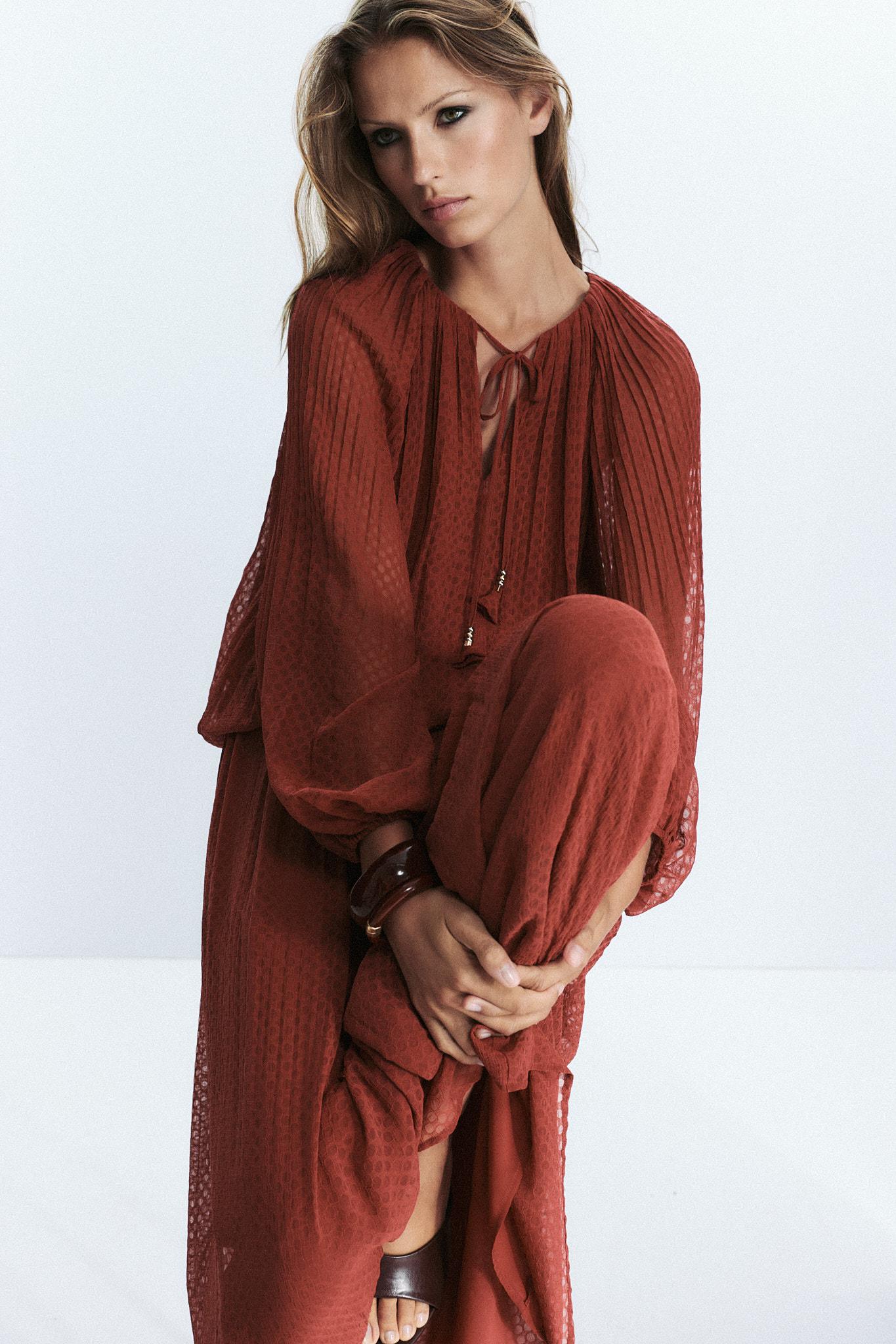 Bluse mit Falten und Quasten