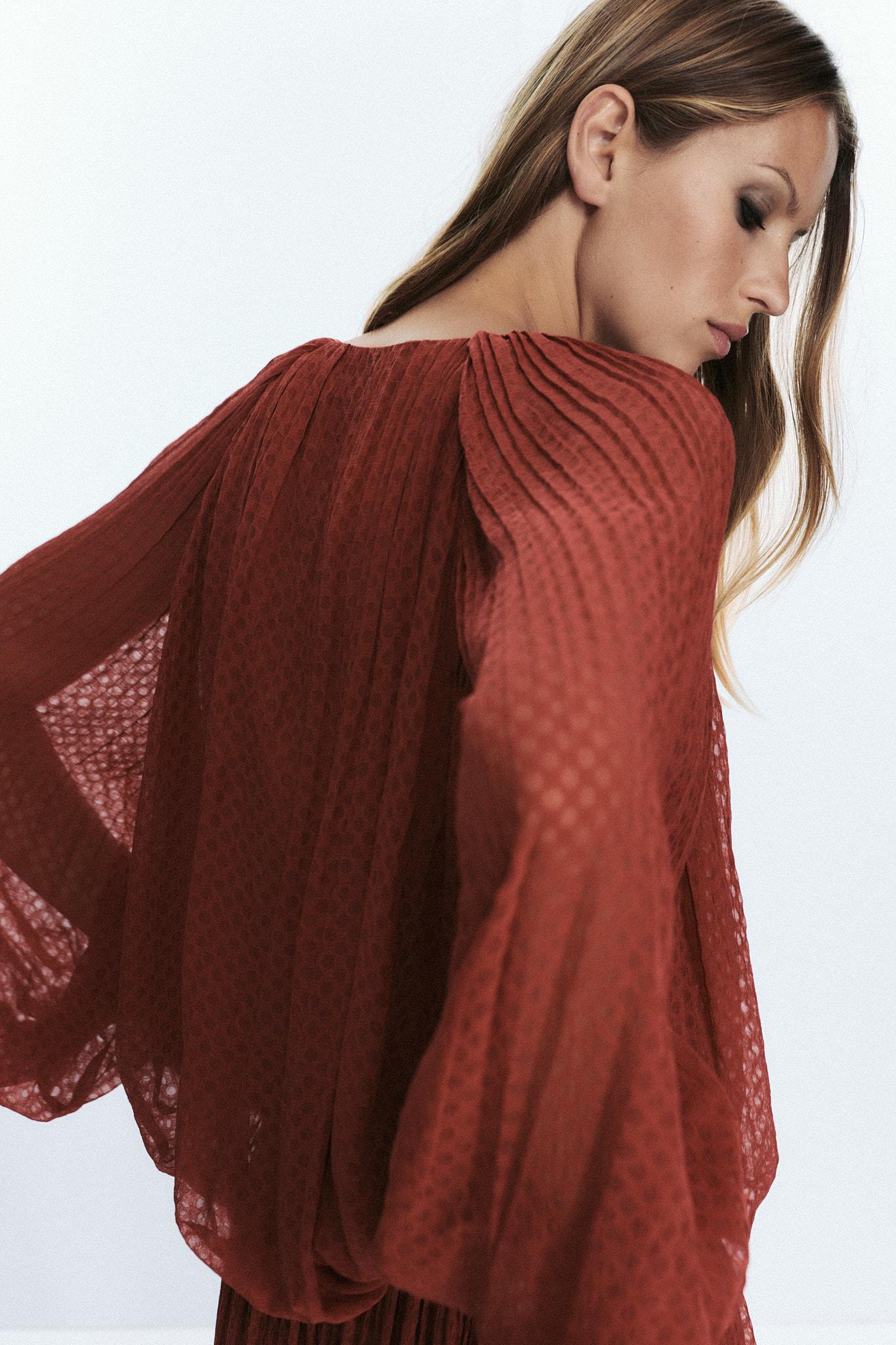 Bluse mit Falten und Quasten