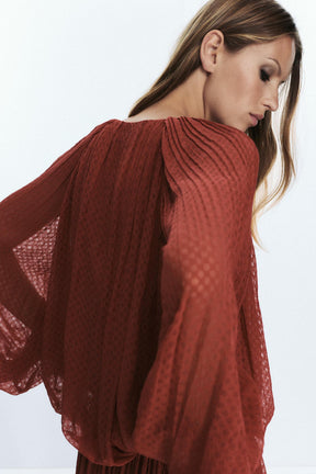 Bluse mit Falten und Quasten