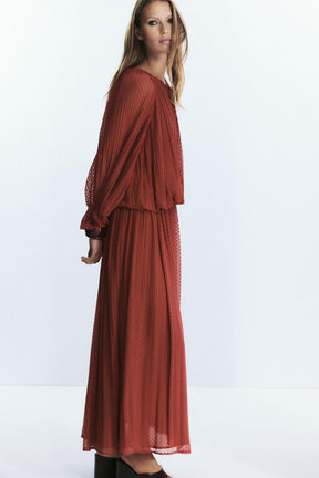 Bluse mit Falten und Quasten