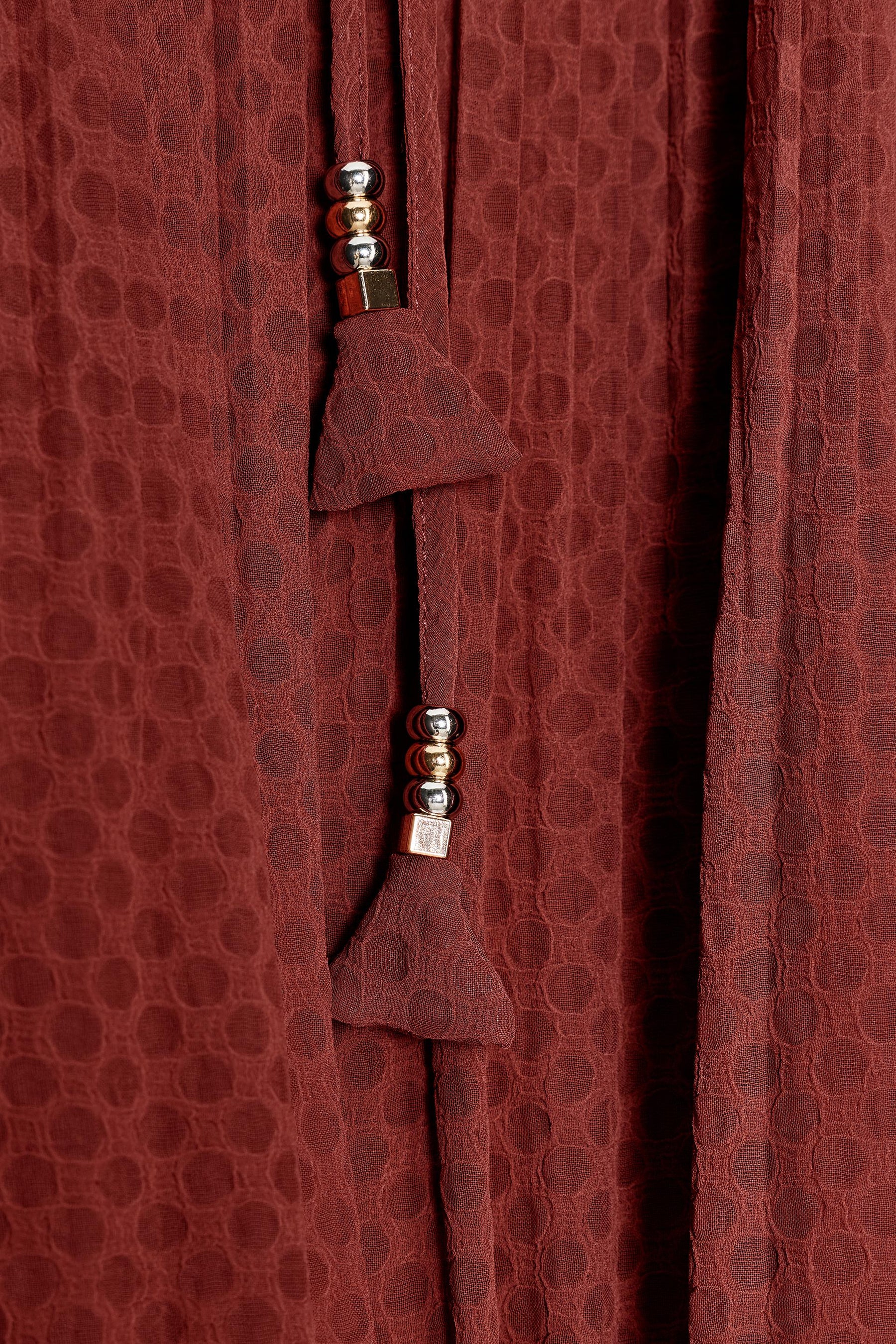 Bluse mit Falten und Quasten