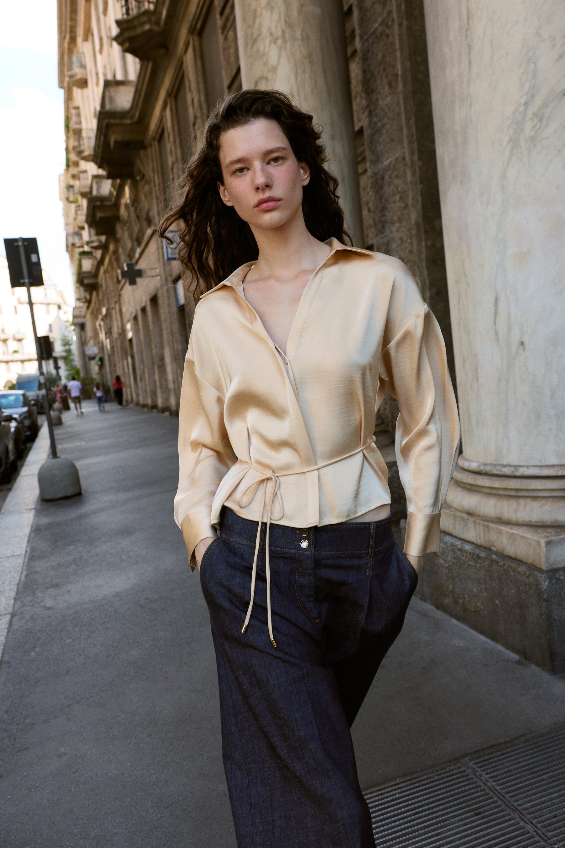 Satinbluse mit Gürtel