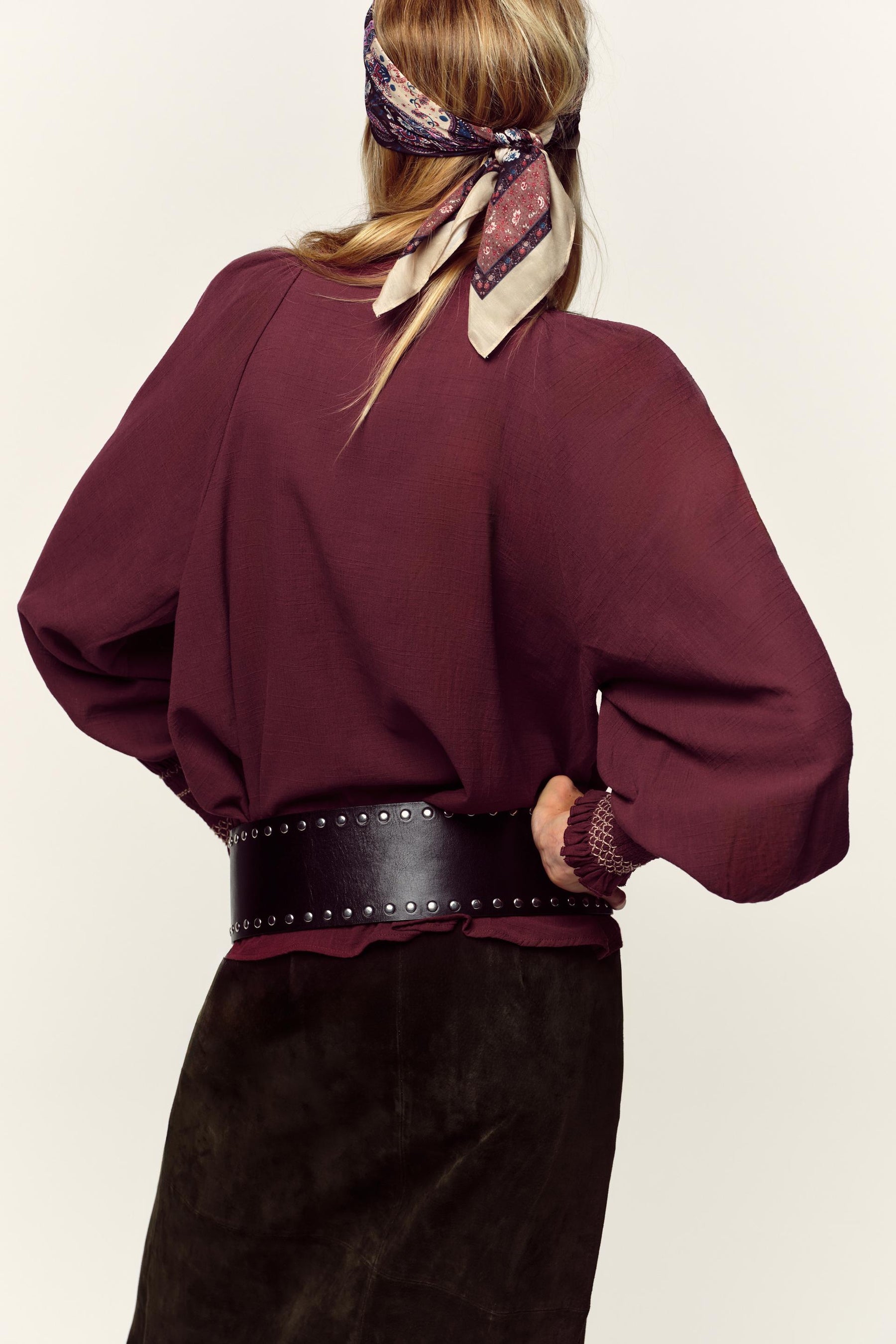 Hemd mit bestickten Quasten