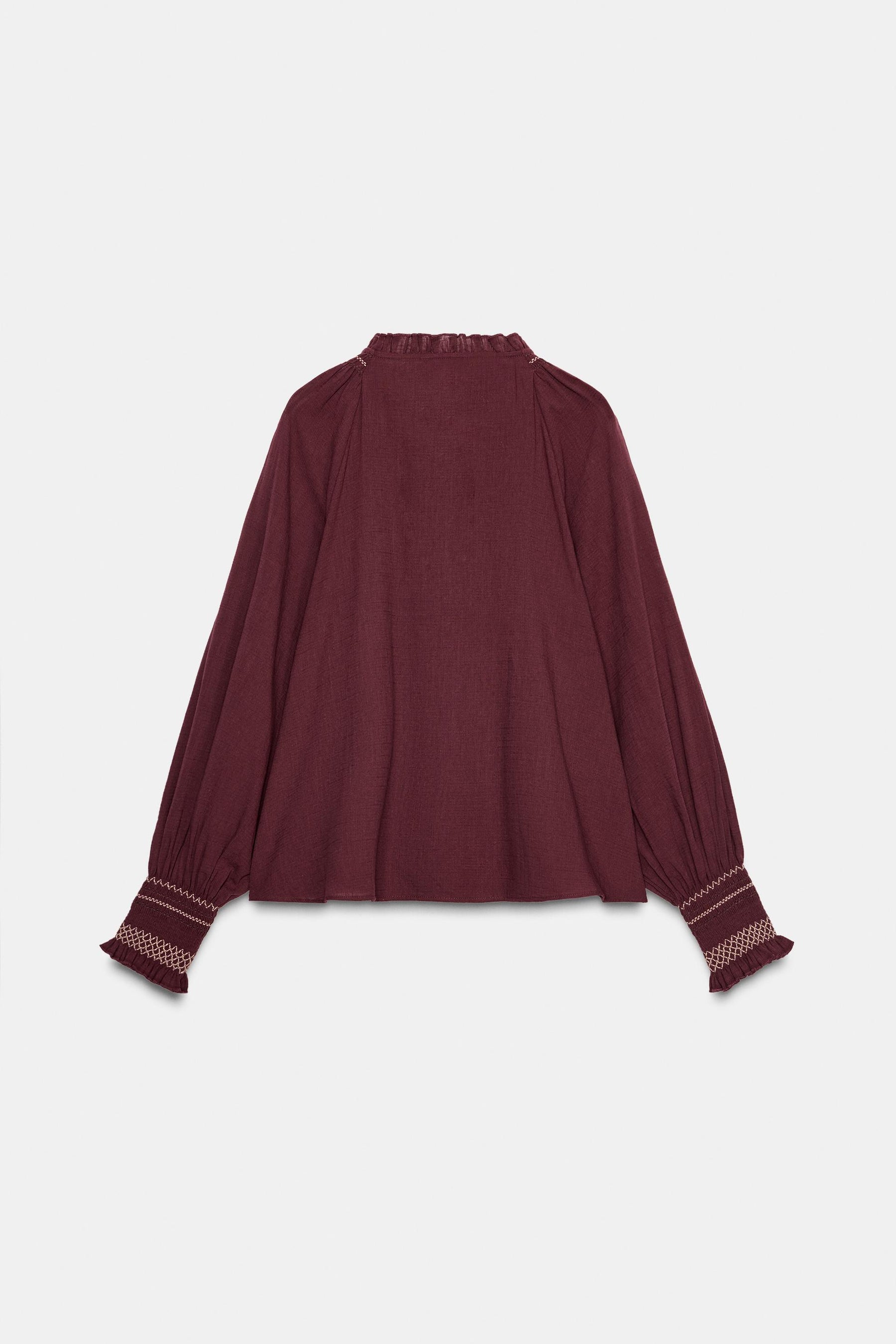 Hemd mit bestickten Quasten