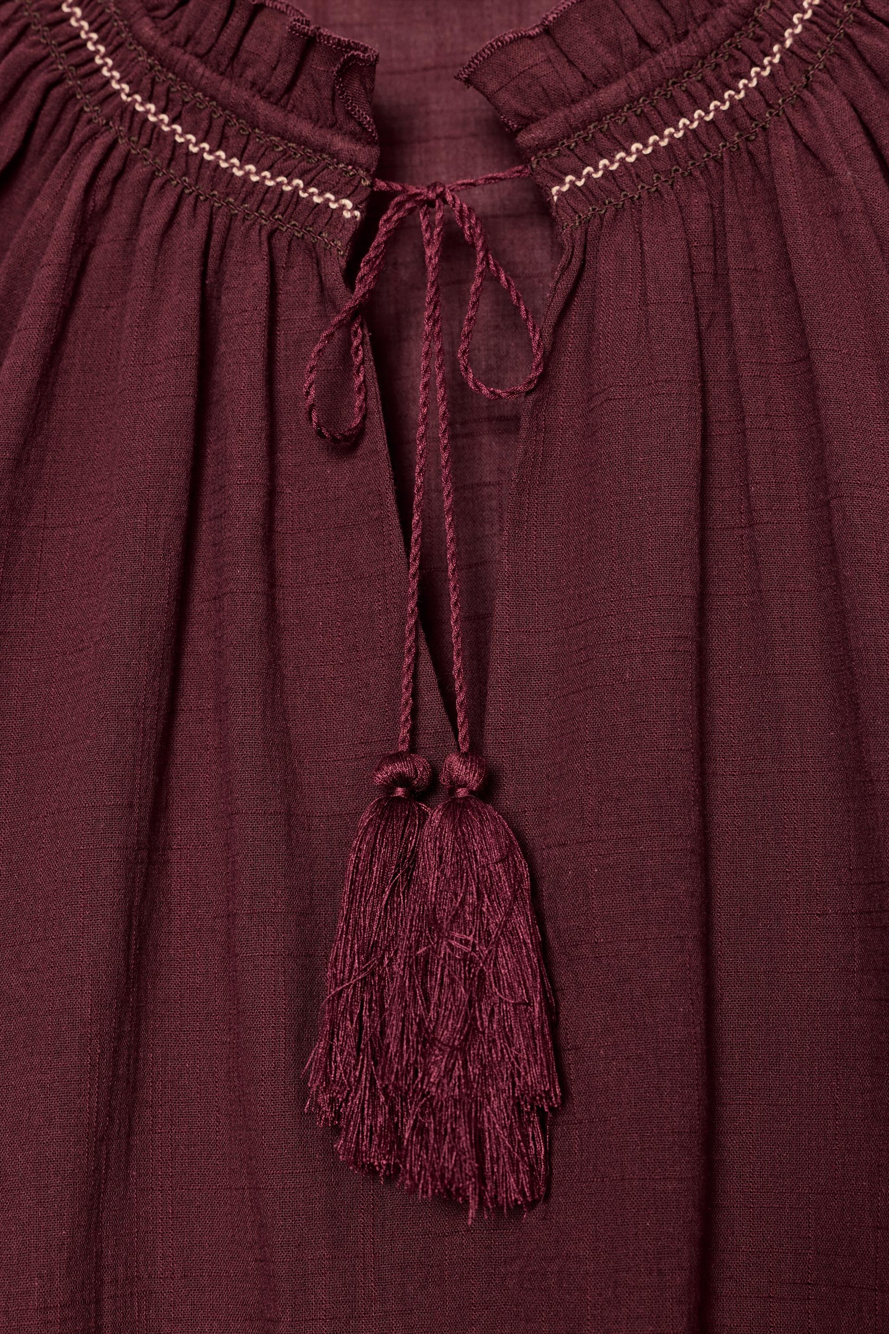 Hemd mit bestickten Quasten