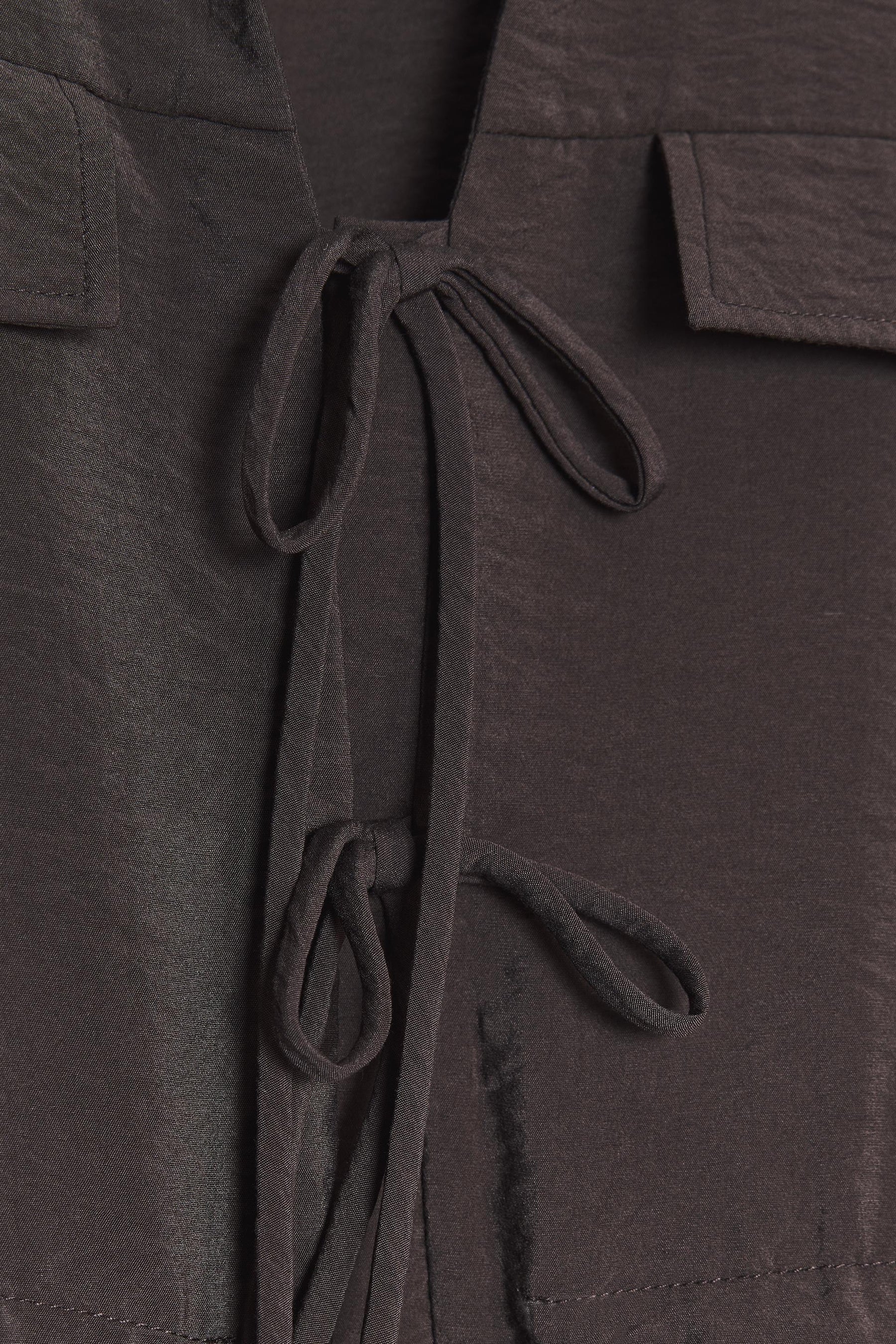 Gewebtes Hemd mit Bindeband vorne