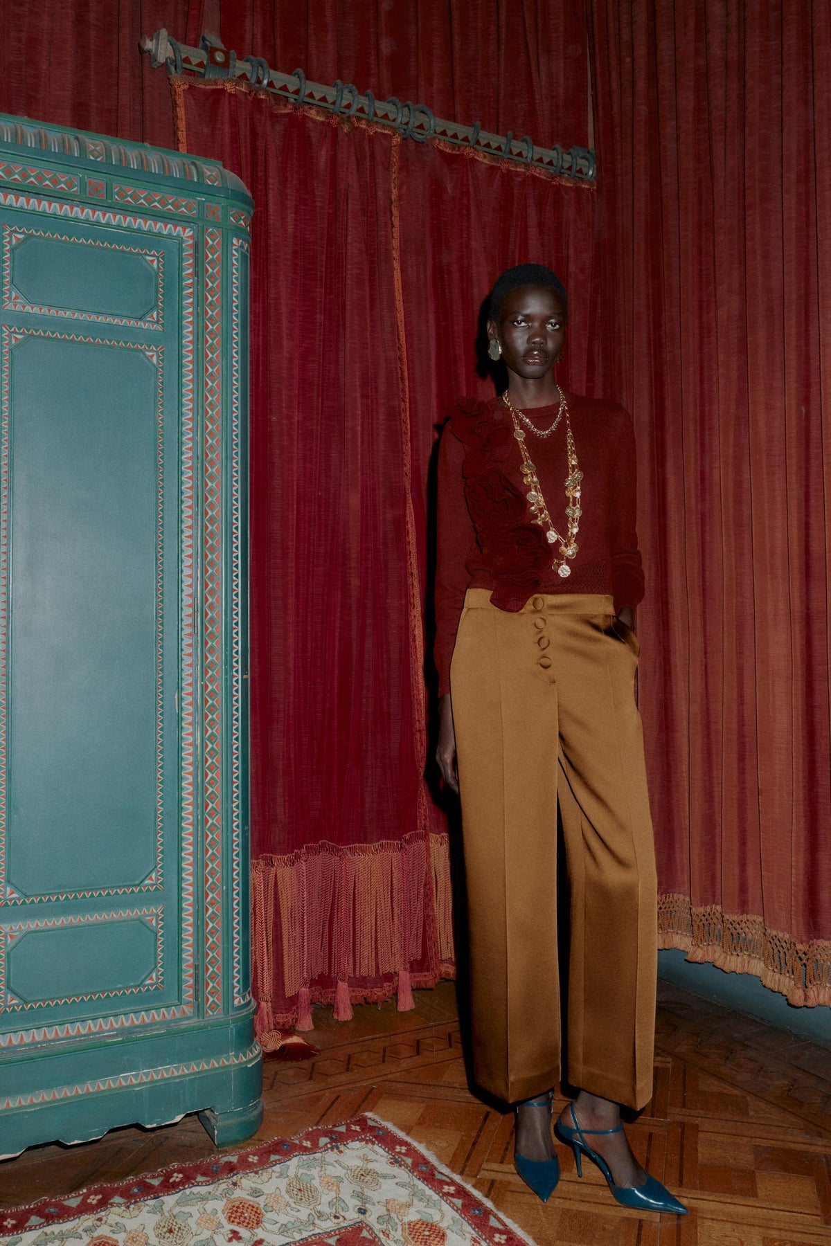 Satinhose mit weitem Bein