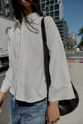 Crêpehemd mit Abnähern