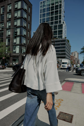 Crêpehemd mit Abnähern