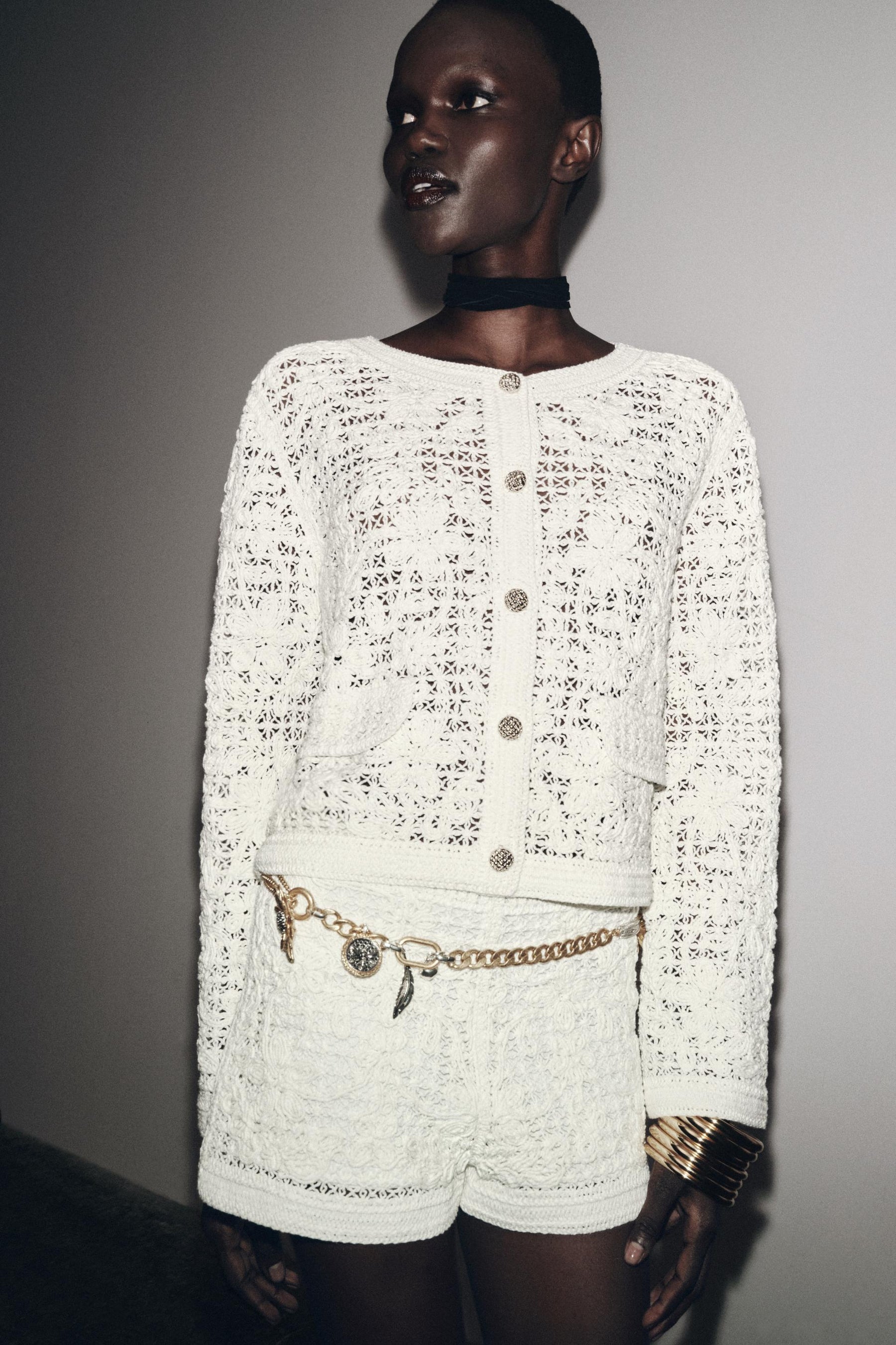 Gehäkelte Strickjacke mit Knopfleiste