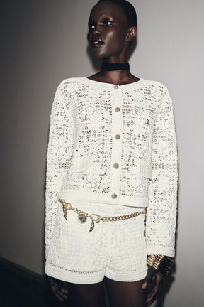 Gehäkelte Strickjacke mit Knopfleiste