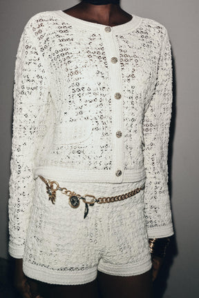 Gehäkelte Strickjacke mit Knopfleiste