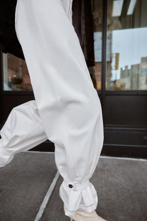 HOSE MIT KONTRASTSTÜTZNÄHTEN