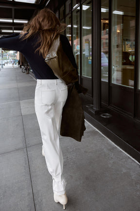 HOSE MIT KONTRASTSTÜTZNÄHTEN