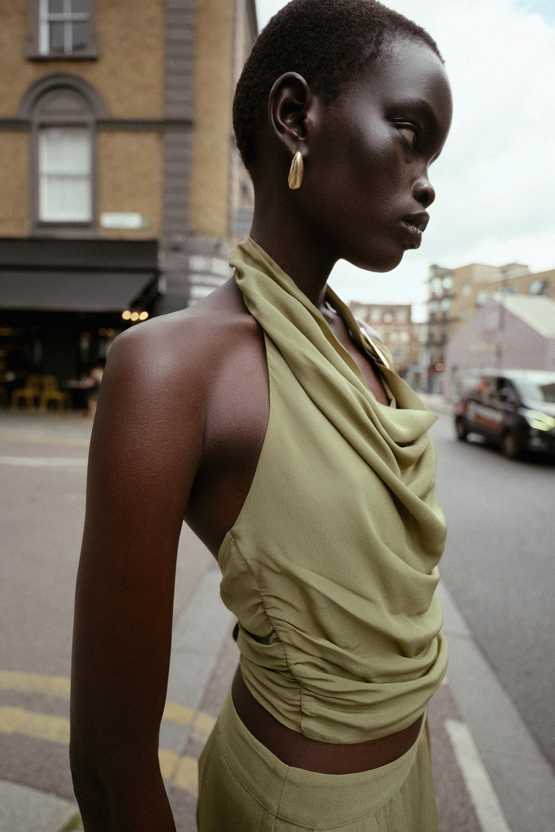 Neckholder-Top mit Knotendetail