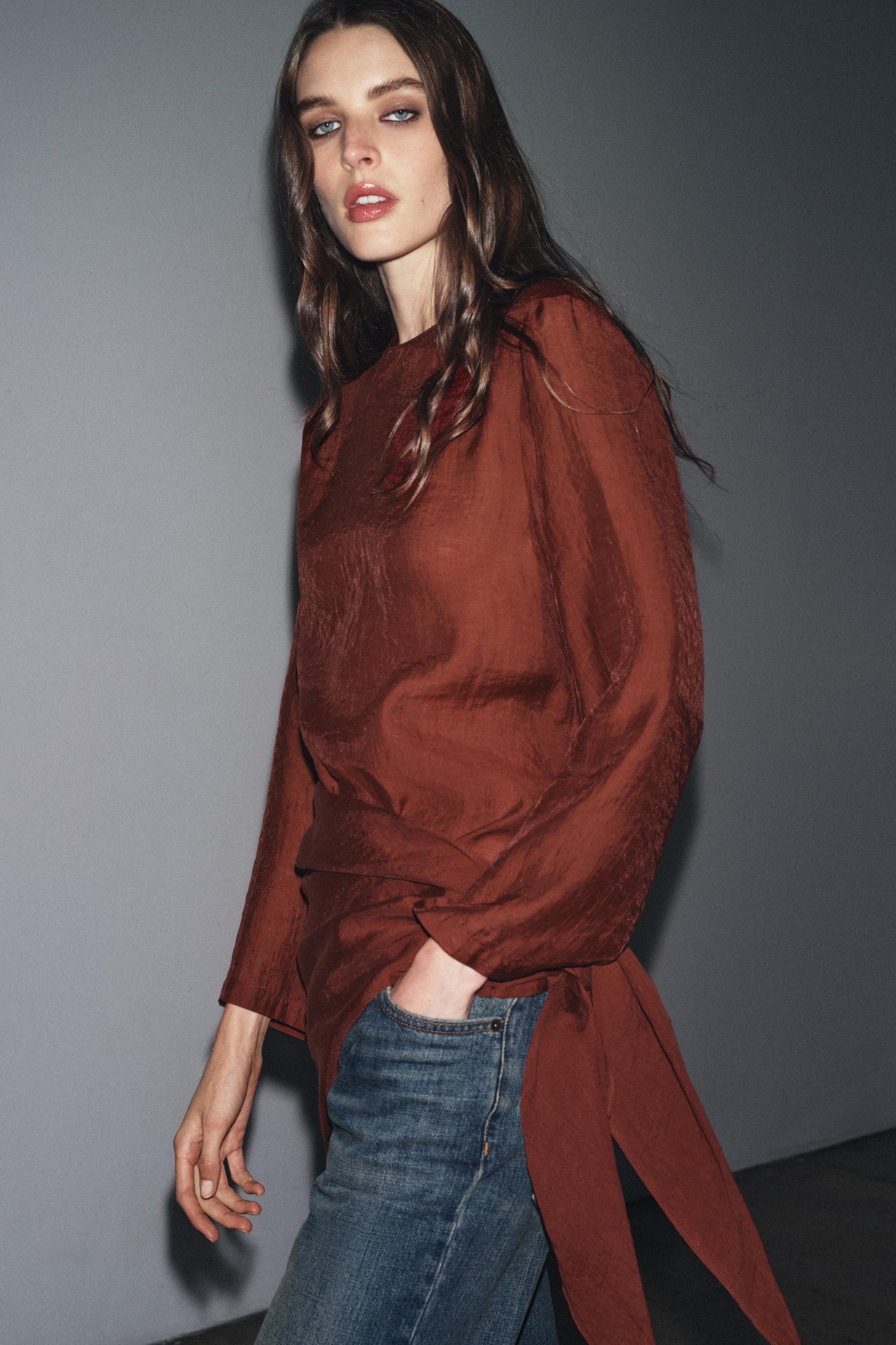 Fließende Bluse mit Schal